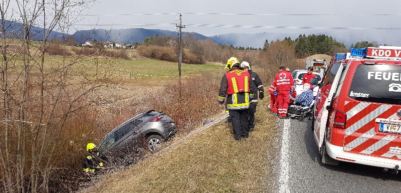 PKW stürzt über Straßenböschung (Bild 1)